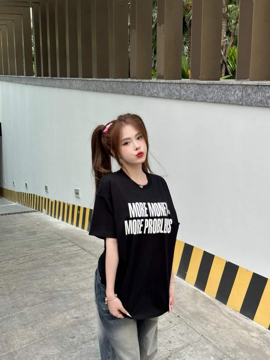 cô gái xinh đẹp diện áo thun năng động đi tắm