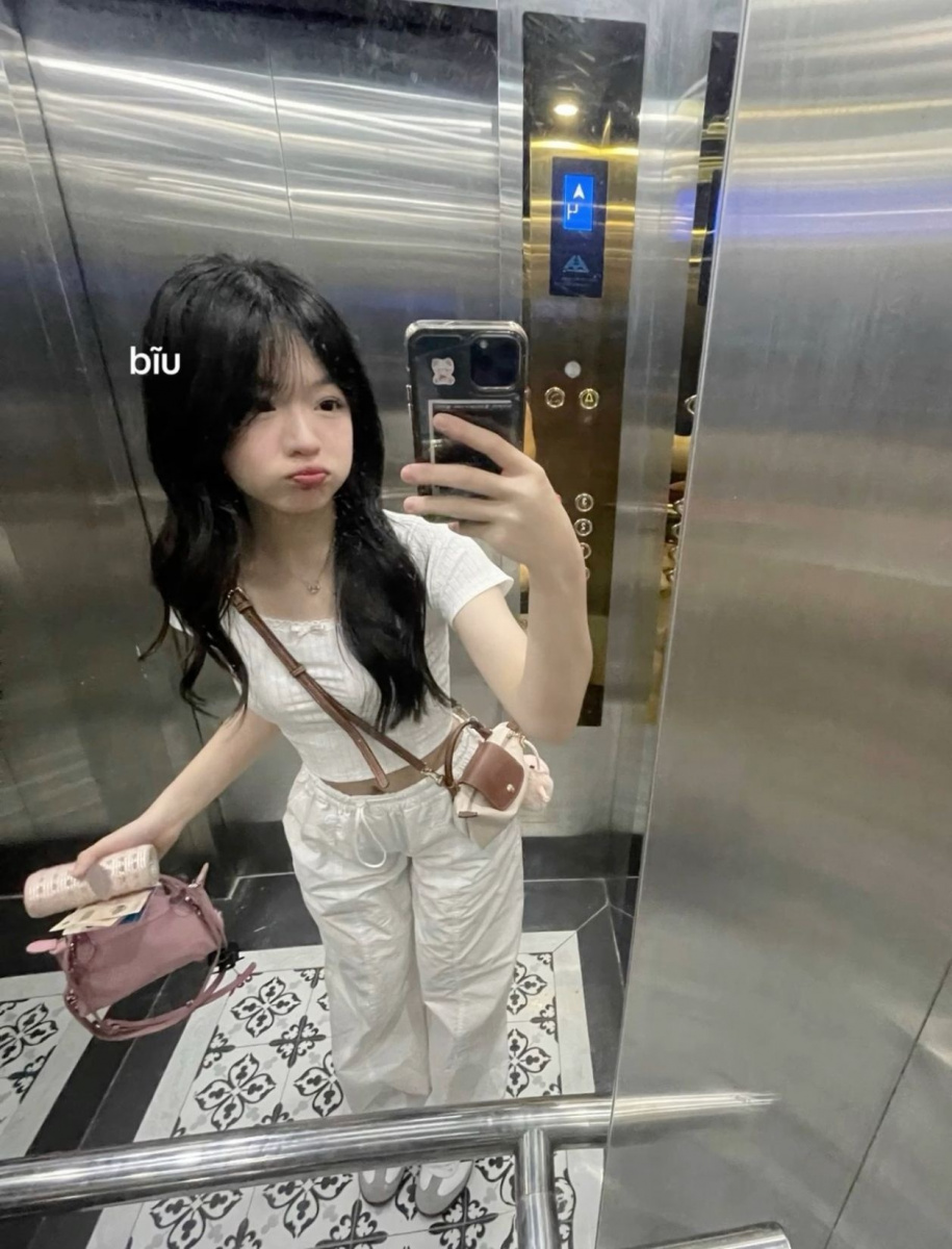 Ảnh cô gái xinh đẹp tóc dài áo cánh quan jeans loe