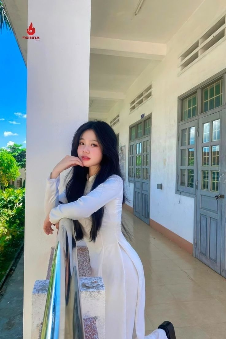 Bé gái xinh đẹp với tóc dài trong áo dài