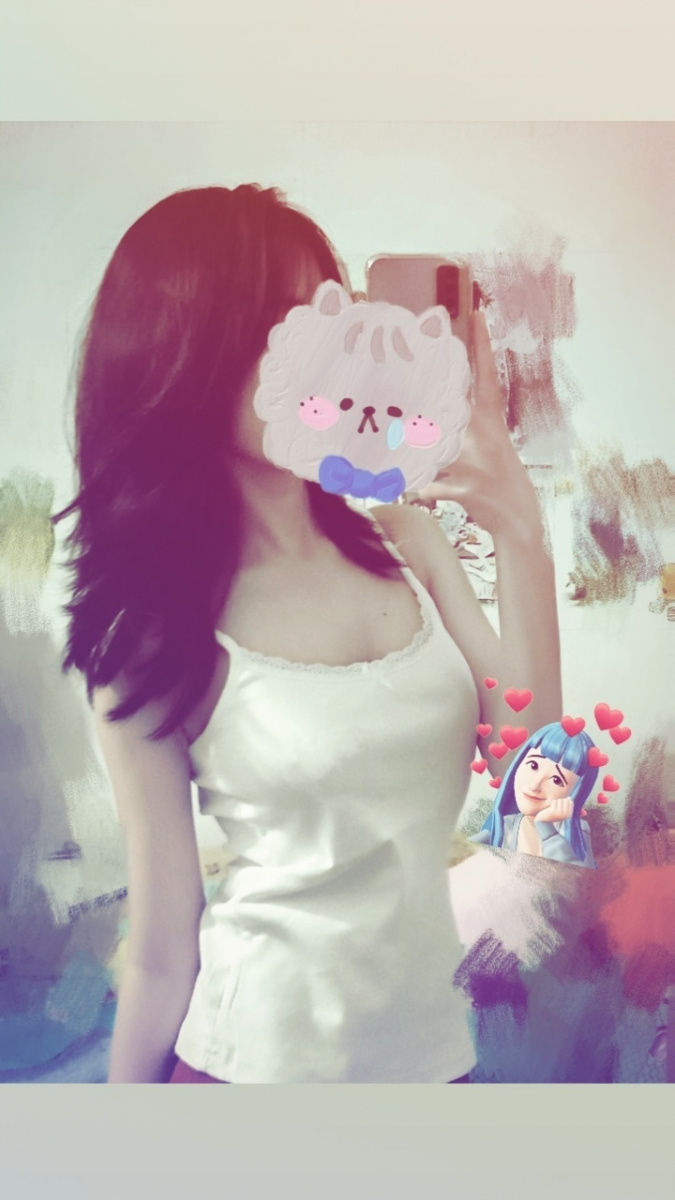 cô gái Xinh Đẹp Tóc Dài Áo Sơ Mi Không Tay