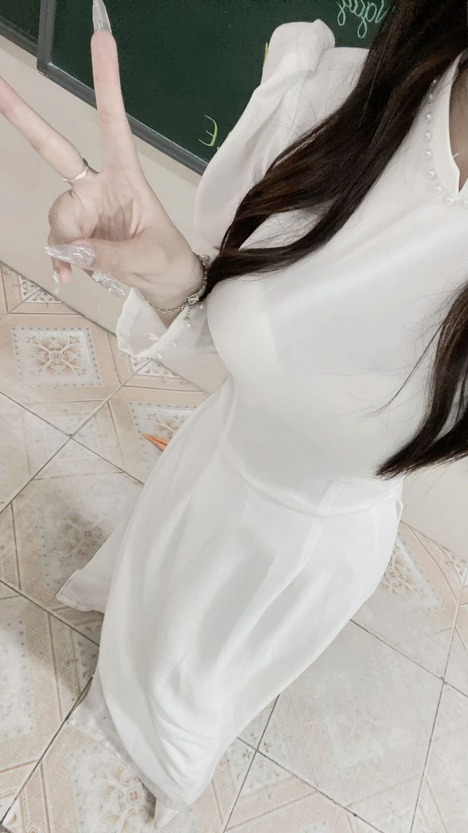 cô gái xinh đẹp với tóc dài trong áo tay áo 2