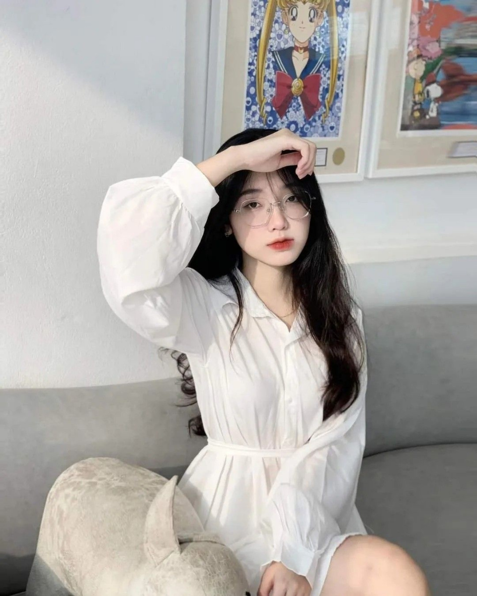 Ảnh cô gái xinh đẹp tóc dài có áo tay áo