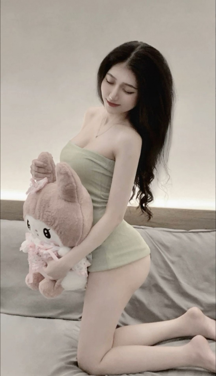 Hình cô gái xinh đẹp tóc dài đáng yêu trong bộ đồ lót