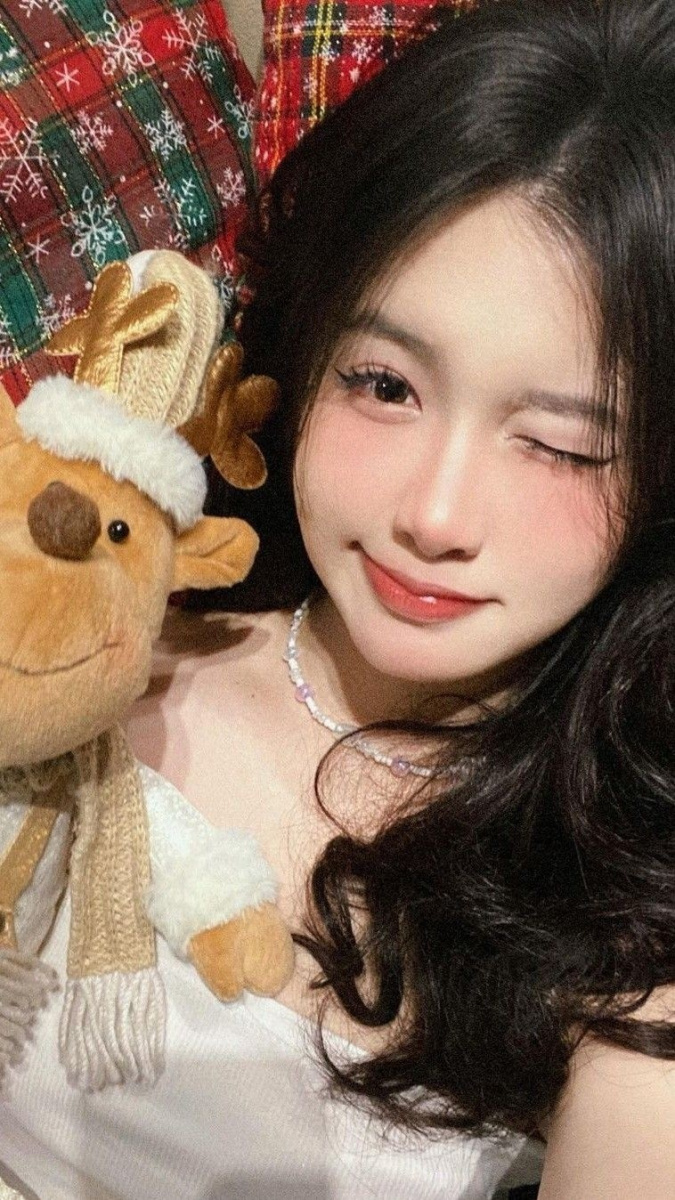 Ảnh cô gái xinh đẹp với tóc dài và đồ chơi nhồi bông