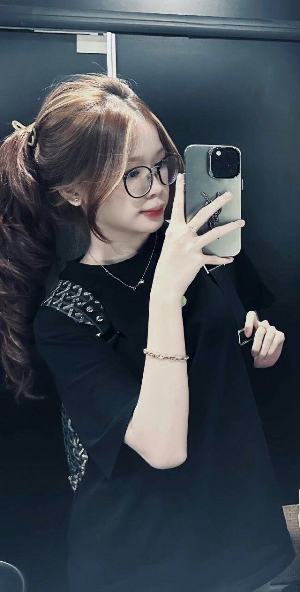 Ảnh cô gái xinh đẹp với tóc dài