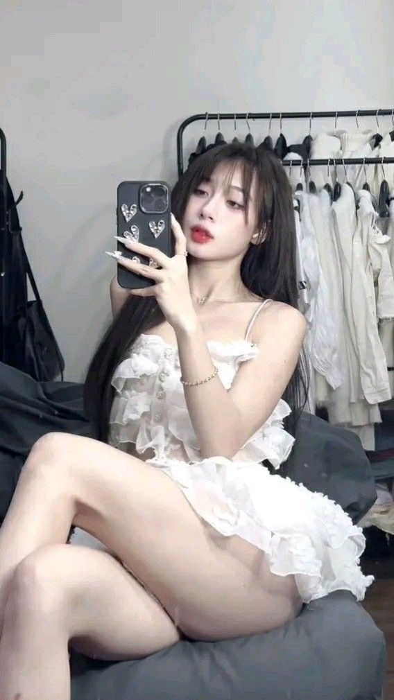 Ảnh cô gái xinh đẹp tóc dài ngồi