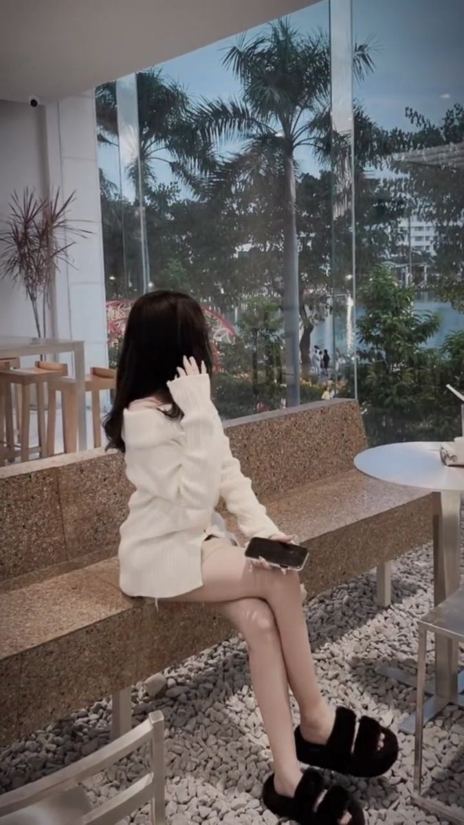 Ảnh gái xinh tóc dài ngồi đẹp tự nhiên