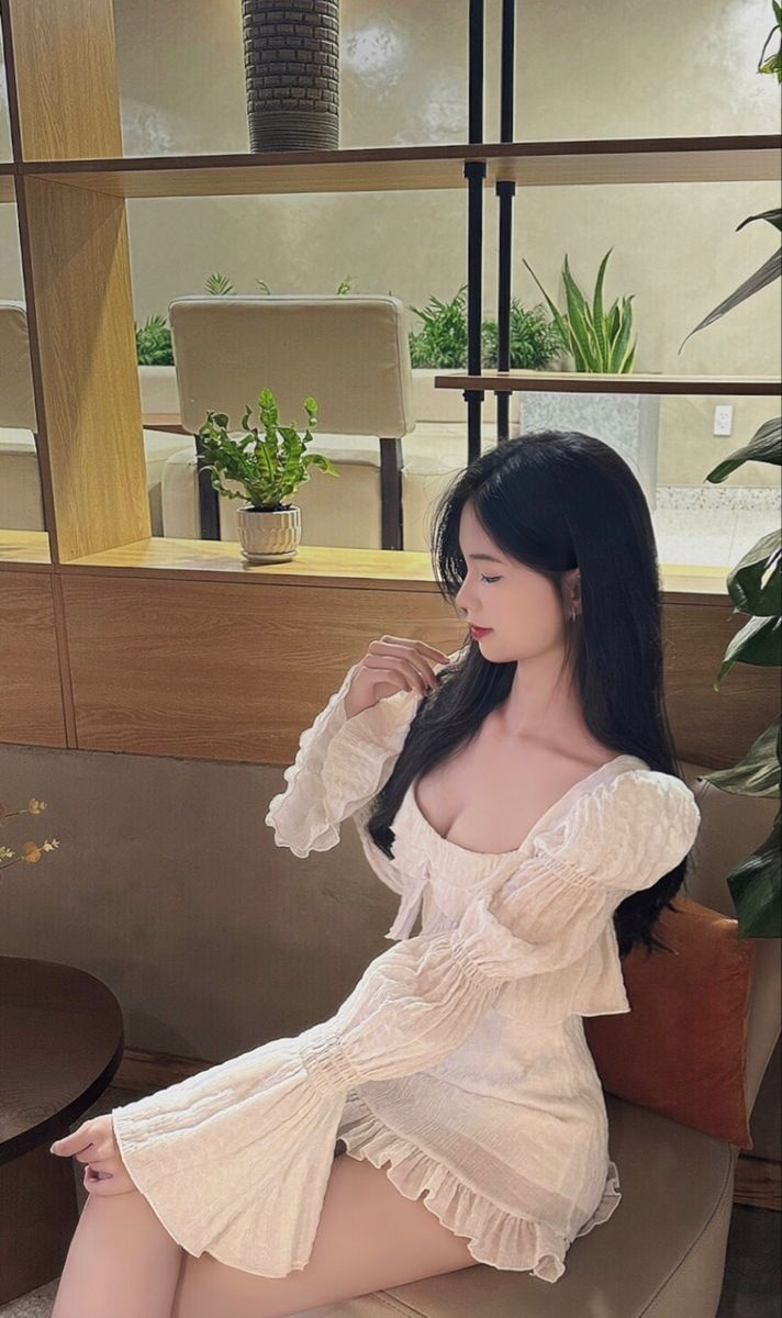Ảnh cô gái xinh đẹp tóc dài trong trang phục một mảnh