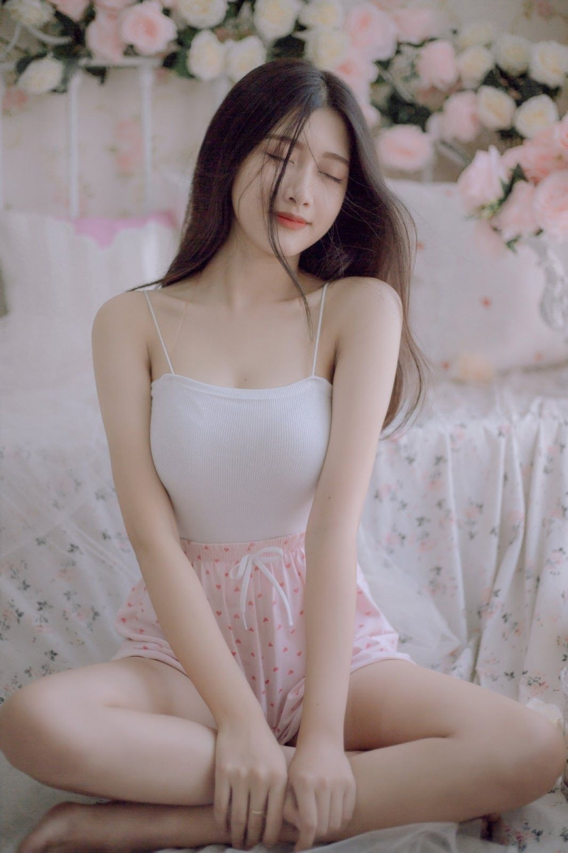 Ảnh cô gái xinh đẹp với tóc dài đáng yêu