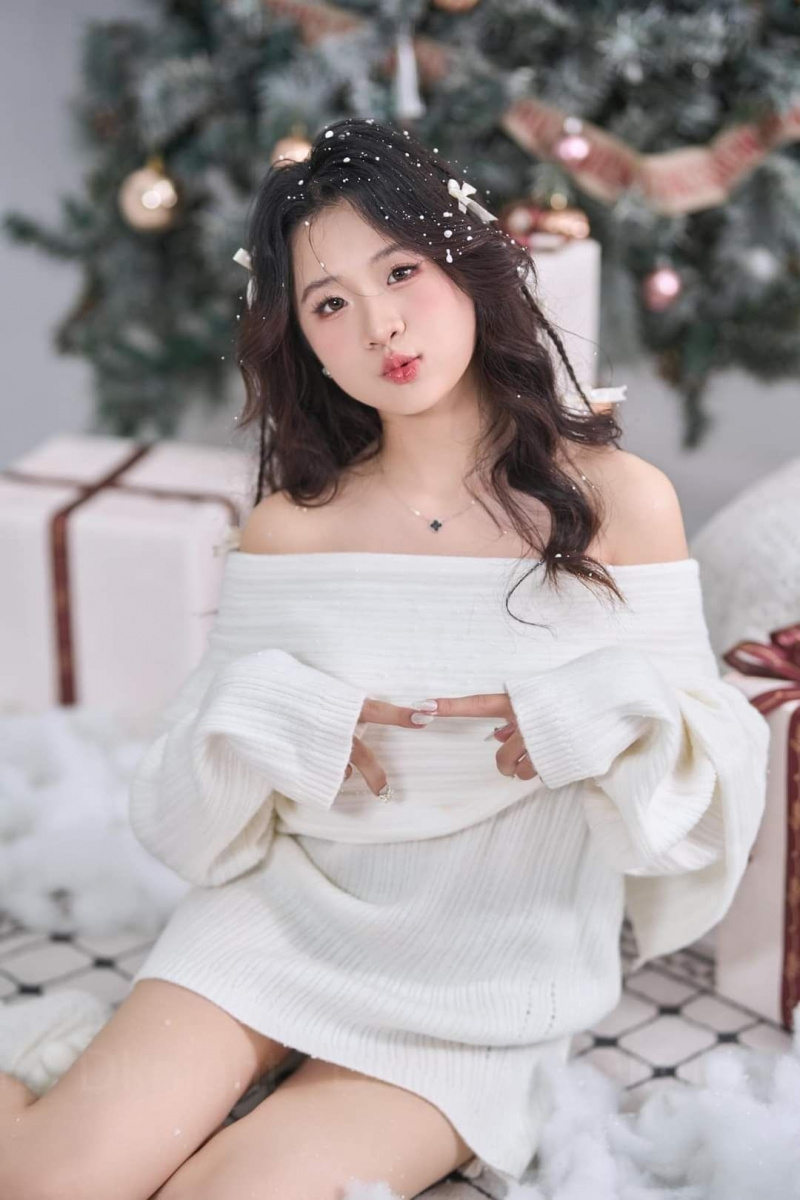Hình cô gái xinh đẹp với tóc dài tay áo