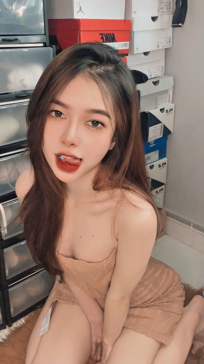 Bé gái xinh đẹp tóc dài trong bộ đồ lót dễ thương