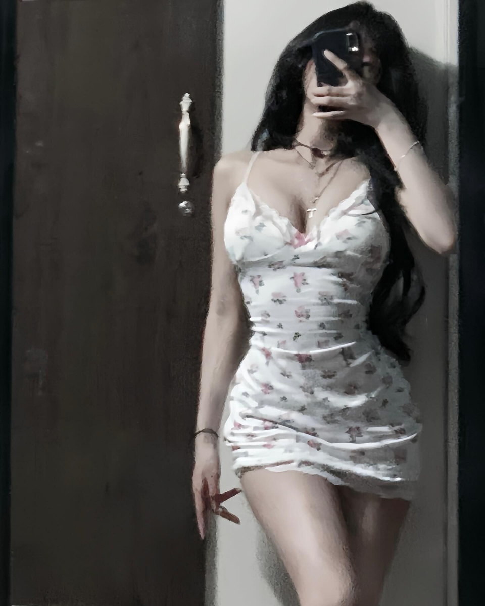 cô gái xinh đẹp tóc dài trong bộ đồ thời trang