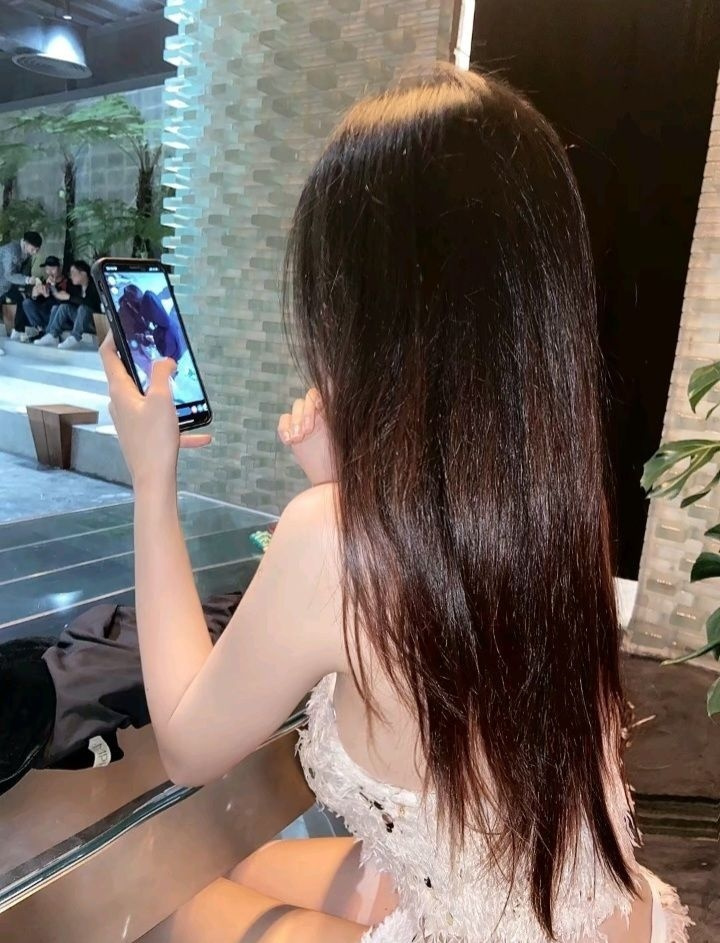 cô gái xinh đẹp tóc dài trong bộ đồ xinh xắn