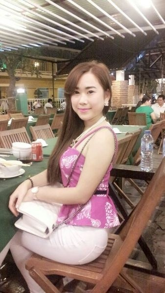 cô gái xinh đẹp tóc dài trong bộ đồ xinh xắn