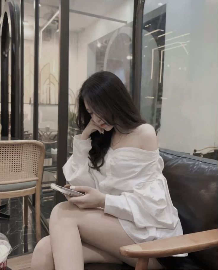 Ảnh cô gái xinh đẹp tóc dài trong váy xinh