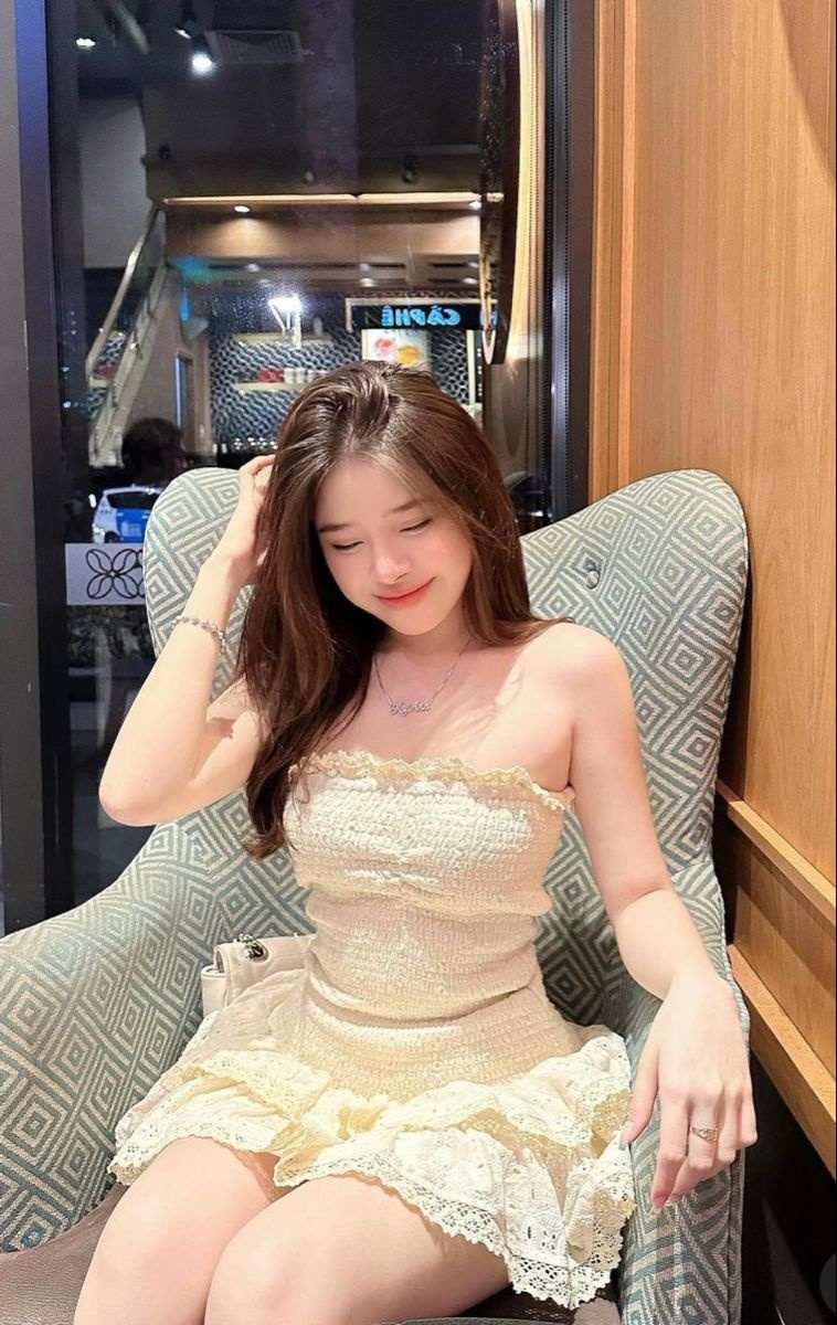 cô gái xinh đẹp tóc dài trong váy xinh - Gái xinh cute 18+