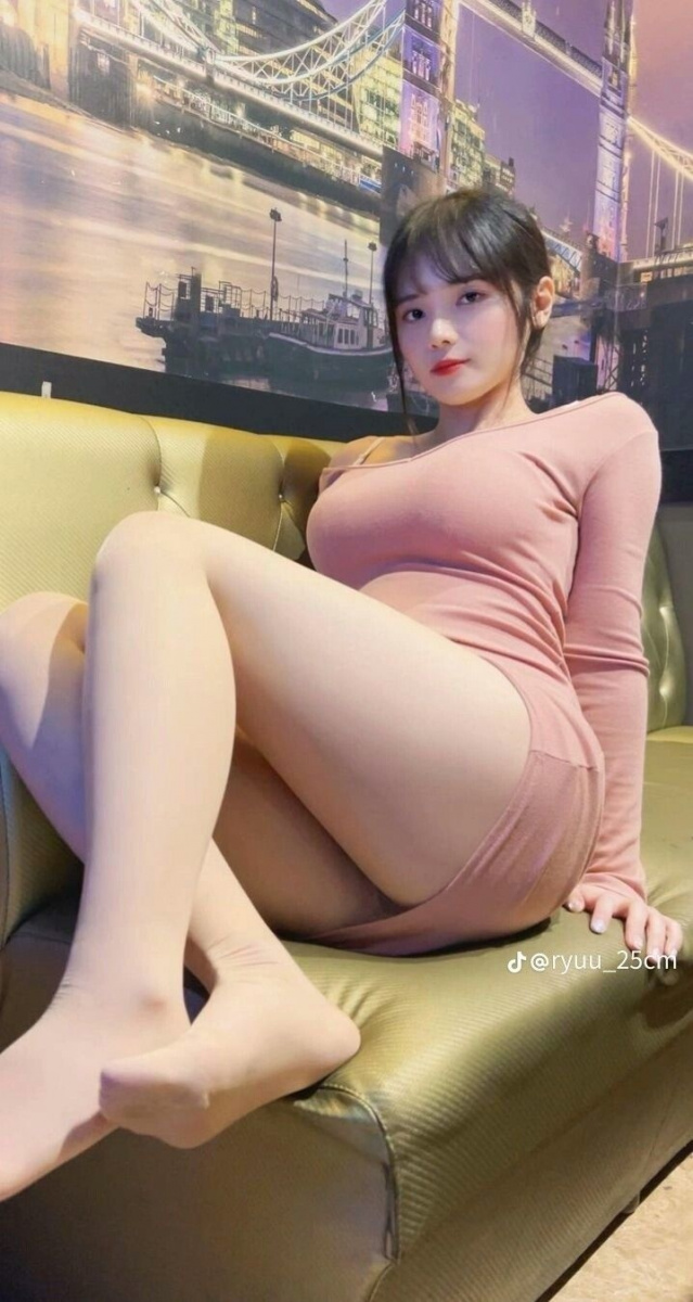 cô gái xinh đẹp tóc dài trong váy xinh