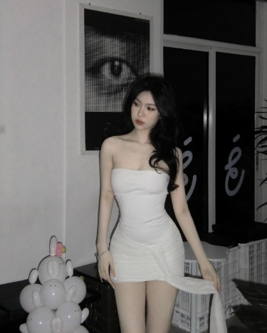 Ảnh cô gái cute với tóc dài, váy không dây xinh đẹp