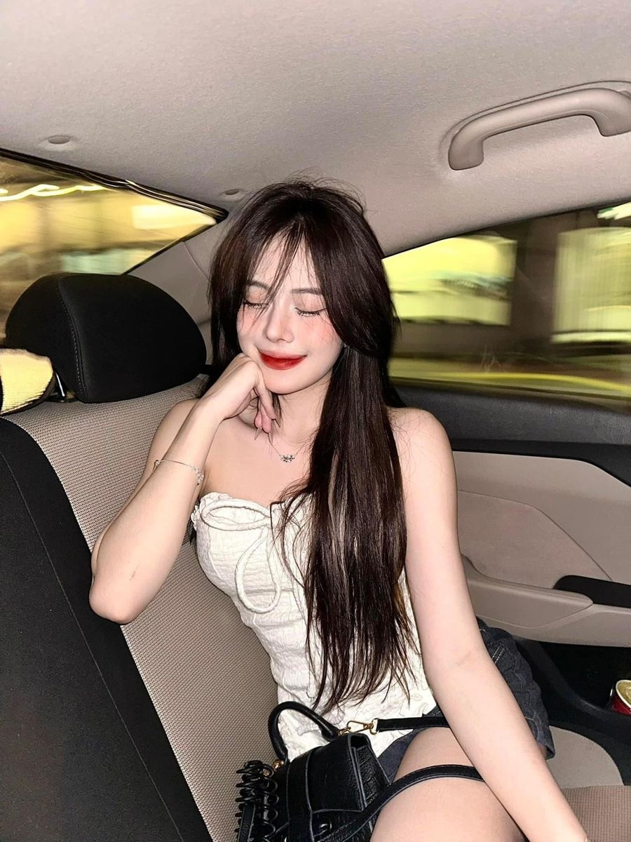 cô gái xinh đẹp với tóc dài trong váy ngắn và áo khoác ngoại