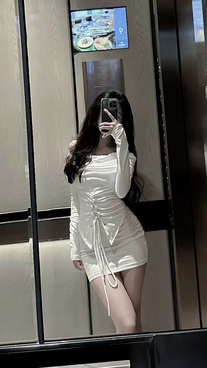 Ảnh gái xinh trẻ đẹp nằm trong bộ váy tết