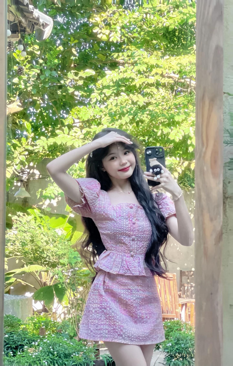 Ảnh cô gái xinh đẹp tóc dài và váy ngày