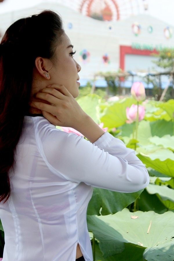 cô gái Xinh Đẹp Tóc Đen Áo Len