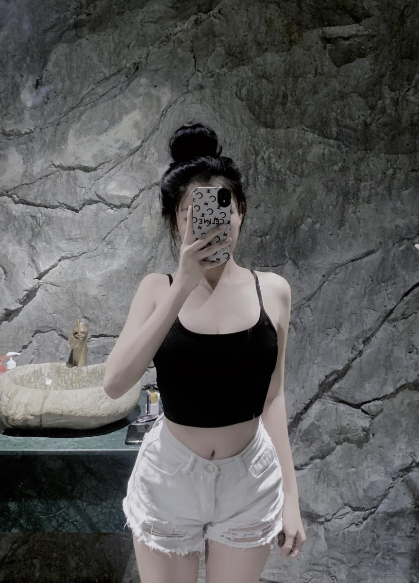 cô gái xinh đẹp với tóc đen trong áo crop top