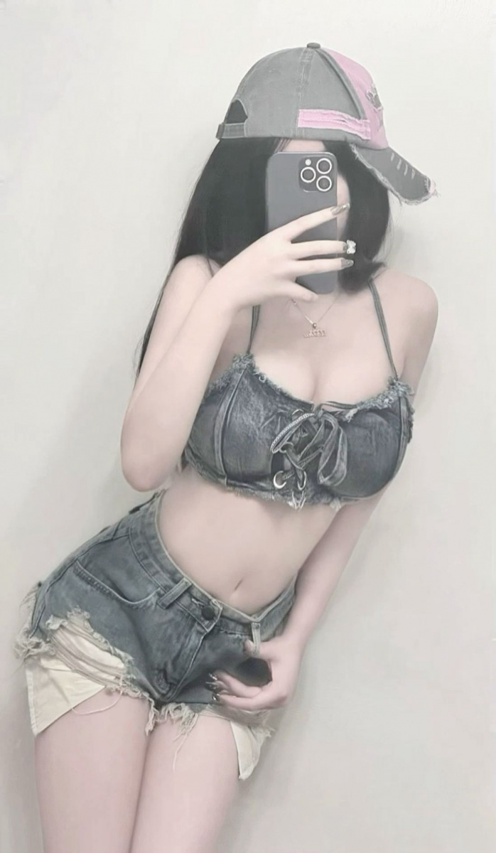 Ảnh cô gái xinh đẹp tóc đen đáng yêu trong bộ quần bò