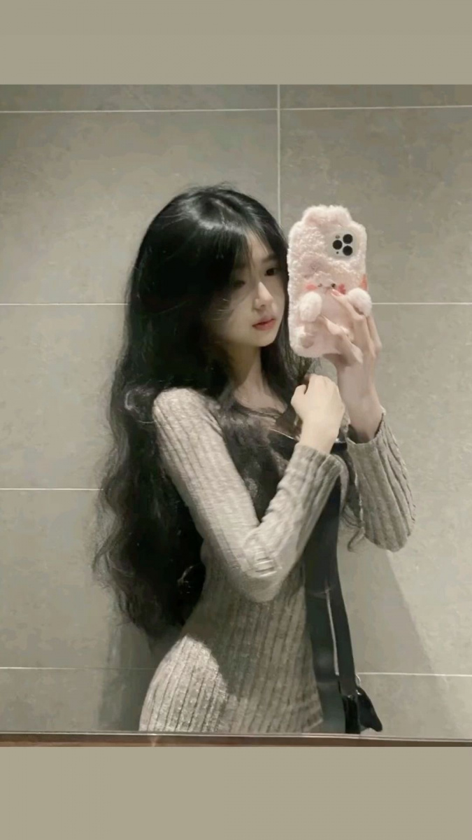 Ảnh cô gái xinh đẹp với tóc đen và đồ chơi dễ thương