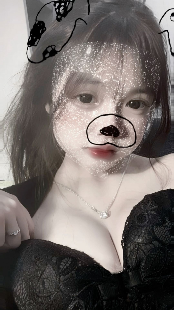 Ảnh cô gái xinh đẹp tóc đen đỏ lót