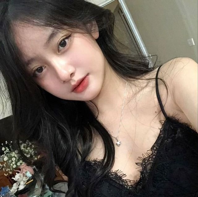 cô gái xinh đẹp với tóc đen nhiều lớp