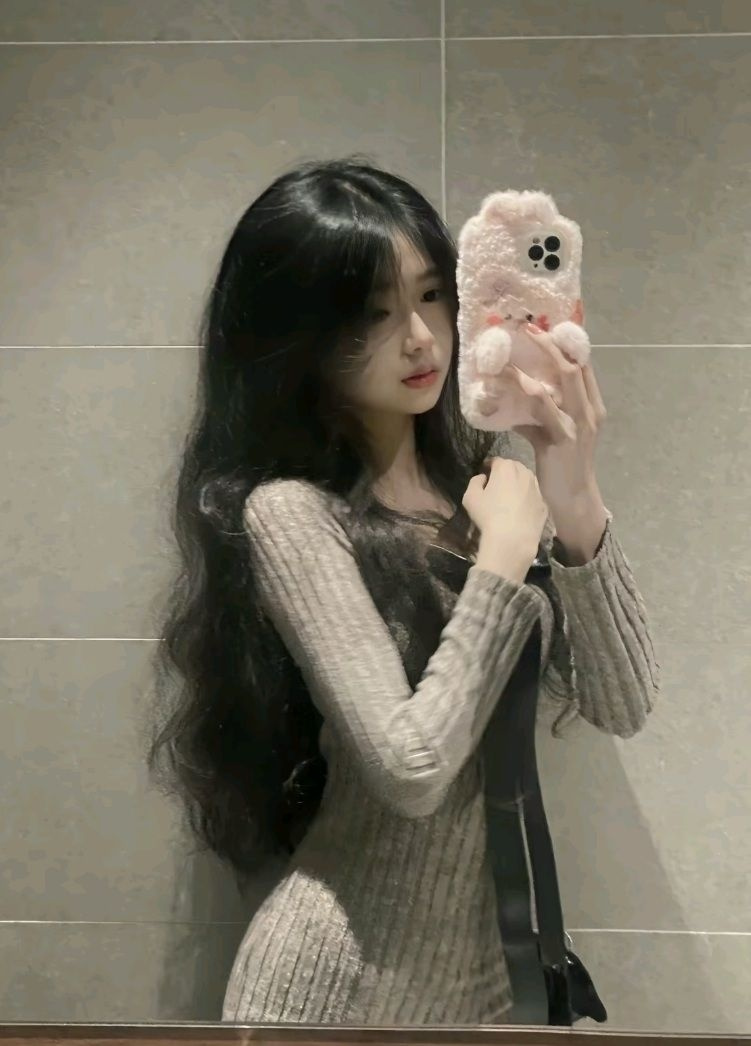 Ảnh bạn gái xinh đẹp với tóc đen và đồ chơi dễ thương