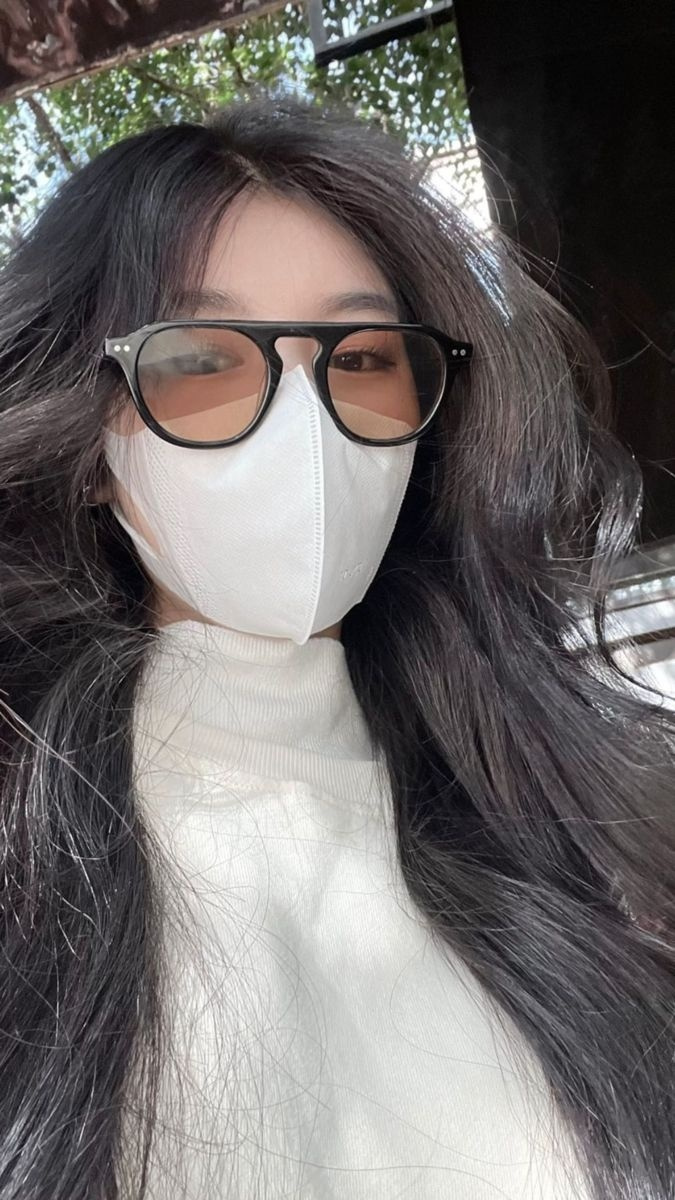 cô gái xinh đẹp với tóc đen dài thơ mộng
