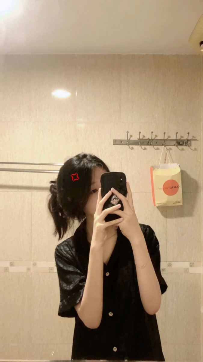 Ảnh cô gái xinh đẹp với tóc đen duyên dáng