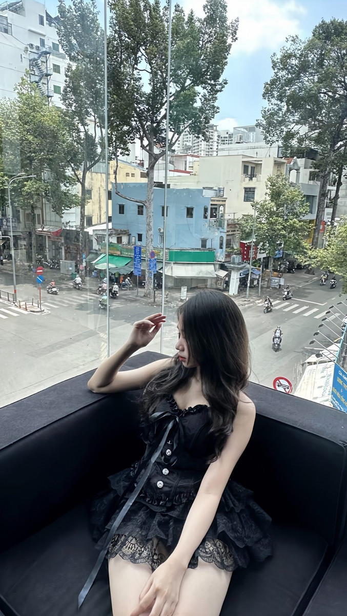 cô gái Xinh Đẹp Tóc Đen Trong Bộ Đồ Xinh Xắn