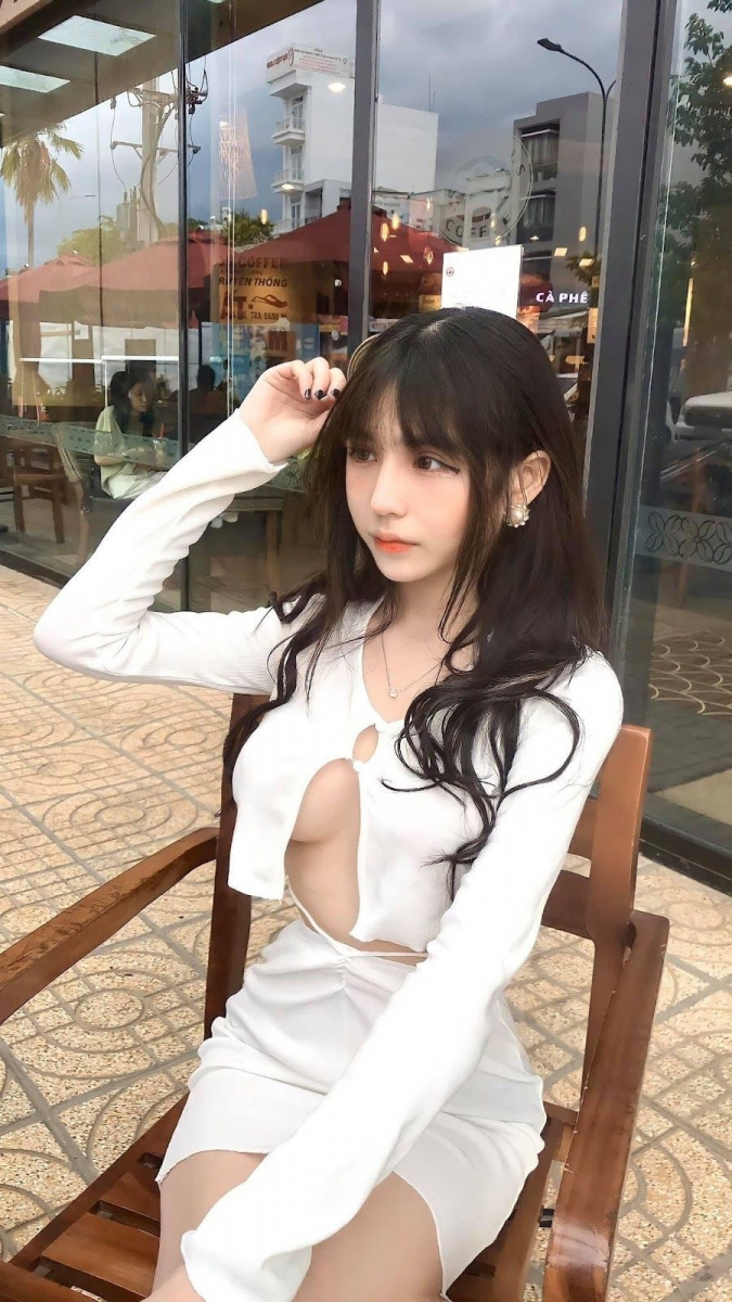 cô gái Xinh Đẹp Tóc Đen Trong Váy