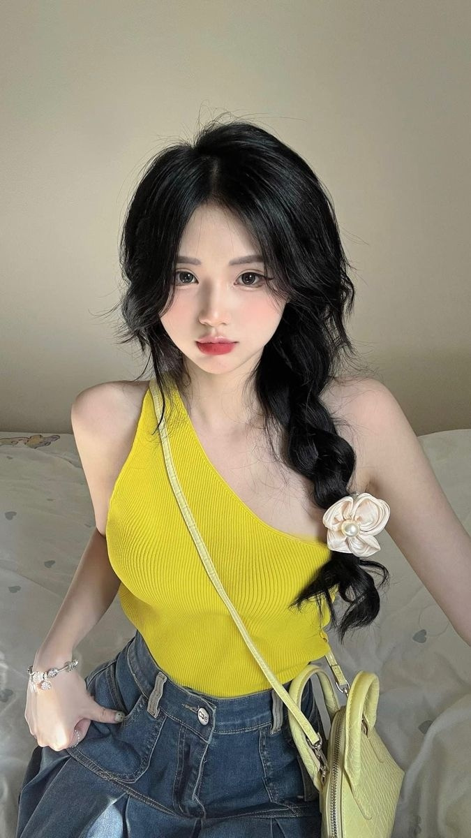 cô gái Xinh Đẹp Tóc Đen Trong Váy