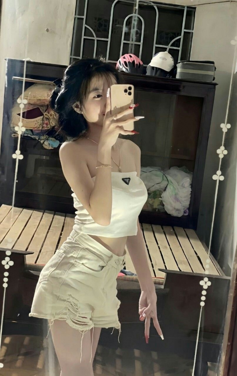 Ảnh bạn gái xinh đẹp với tóc đen và váy dạ hội