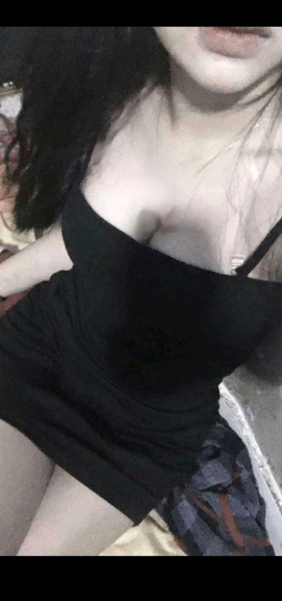Ảnh cô gái xinh đẹp tóc đen trong váy đen áo sơ mi không tay