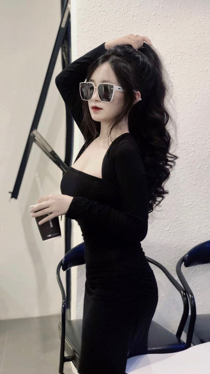 cô gái Tóc Đen Trong Váy Đen