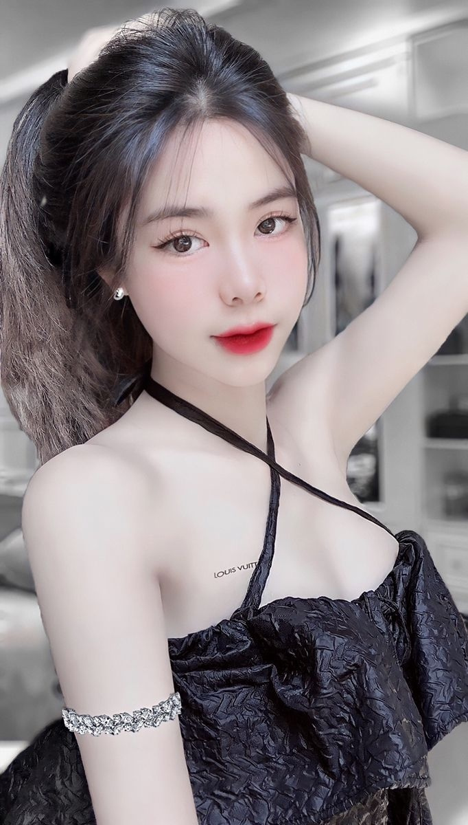 Ảnh cô gái xinh đẹp tóc đen váy không dây