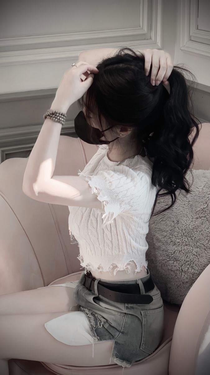 Ảnh cô gái xinh đẹp tóc đen váy ngắn
