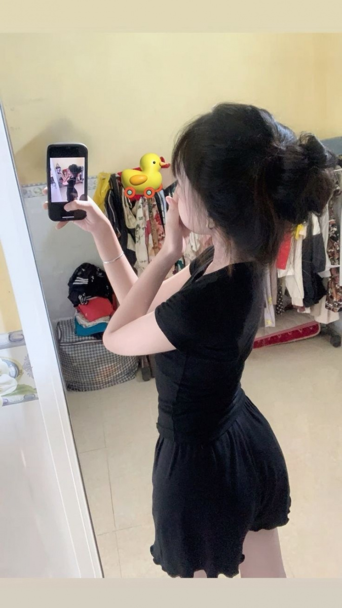 Ảnh cô gái xinh đẹp tóc đen trong váy ngày nắng