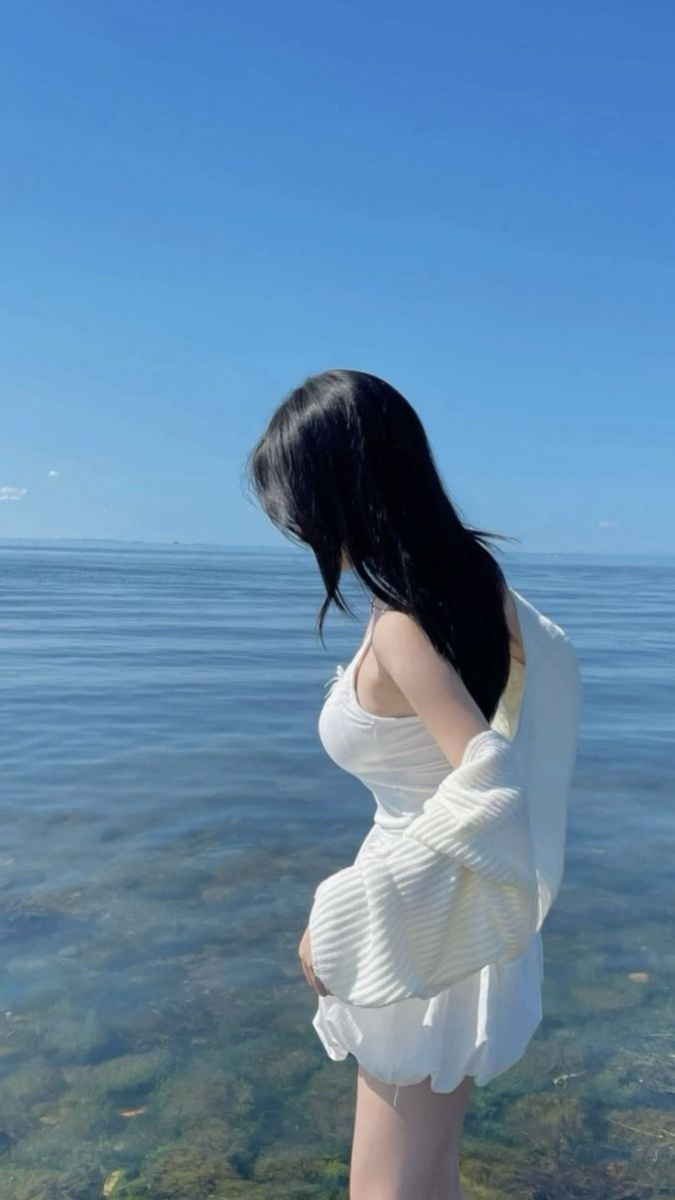 Hình cô gái xinh đẹp với tóc đen quyến rũ