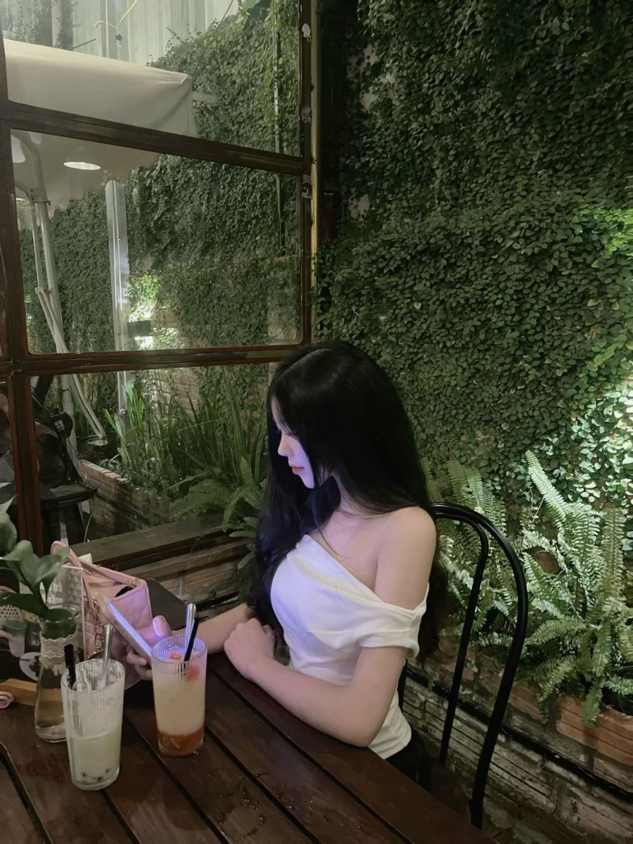 Ảnh cô gái xinh cute tóc ngắn mặc váy trắng chụp ngoài trời
