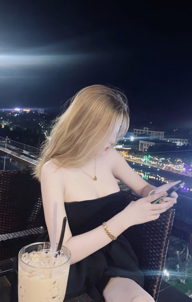 Ảnh cô gái xinh đẹp tóc ngắn mặc váy trắng chụp ảnh ngoài trời