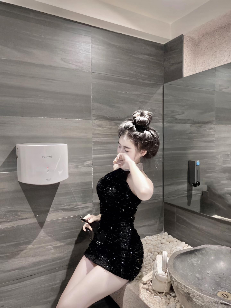 Gái xinh cute tóc ngắn mặc váy trắng chụp ảnh ngoài trời