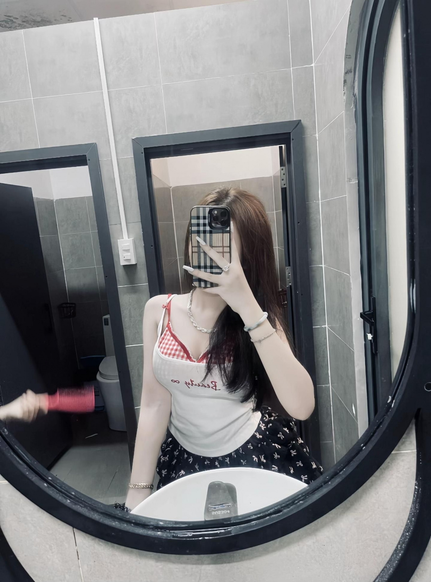 Ảnh cô gái xinh đẹp tóc ngắn mặc váy trắng chụp ngoài trời