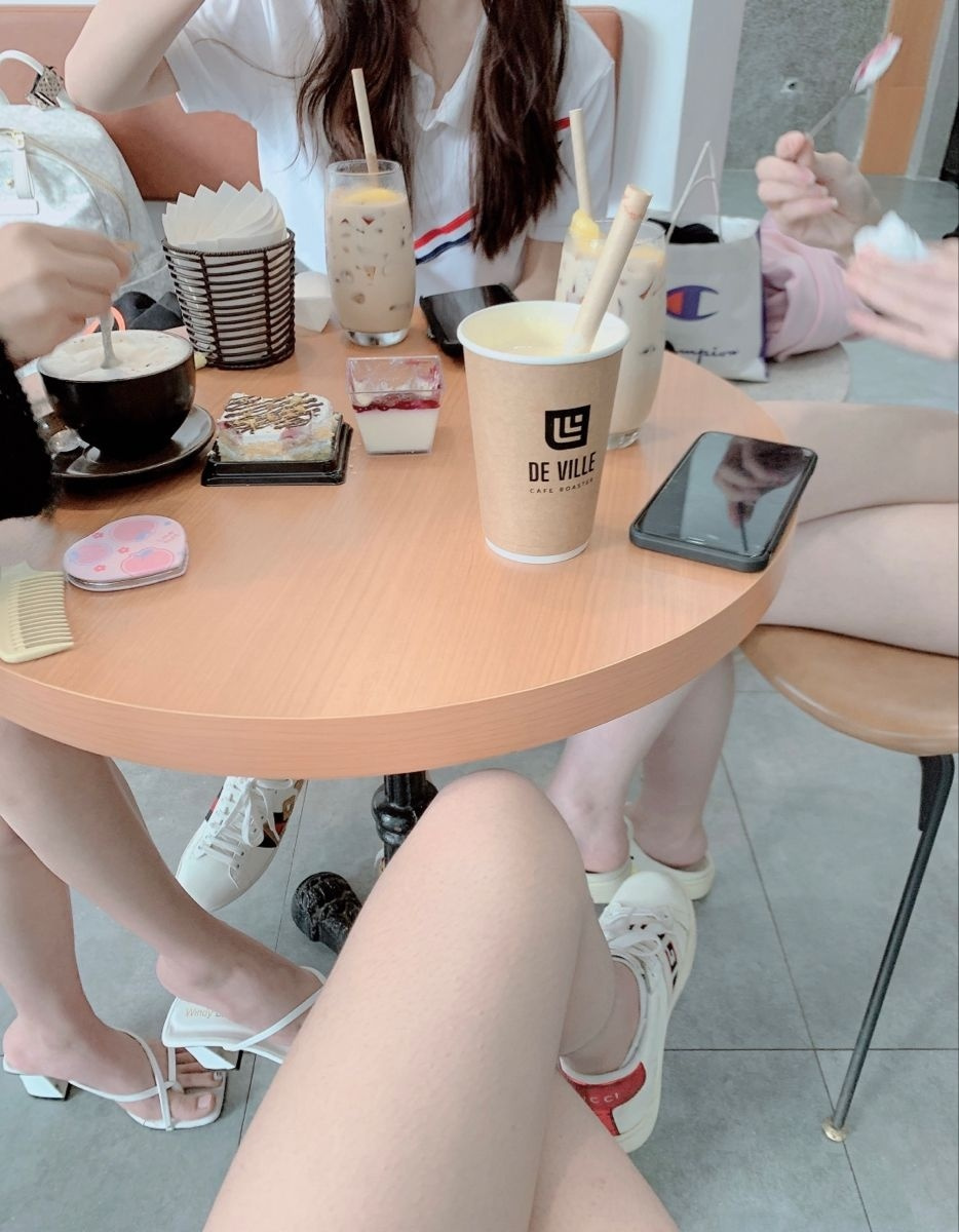 Hình cô gái xinh đẹp tóc ngắn mặc váy trắng trong vườn hoa