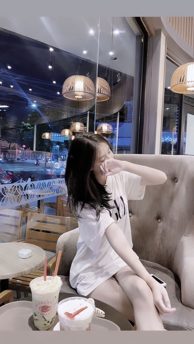 Ảnh cô gái xinh đẹp tóc ngắn mặc váy trắng trong vườn hoa